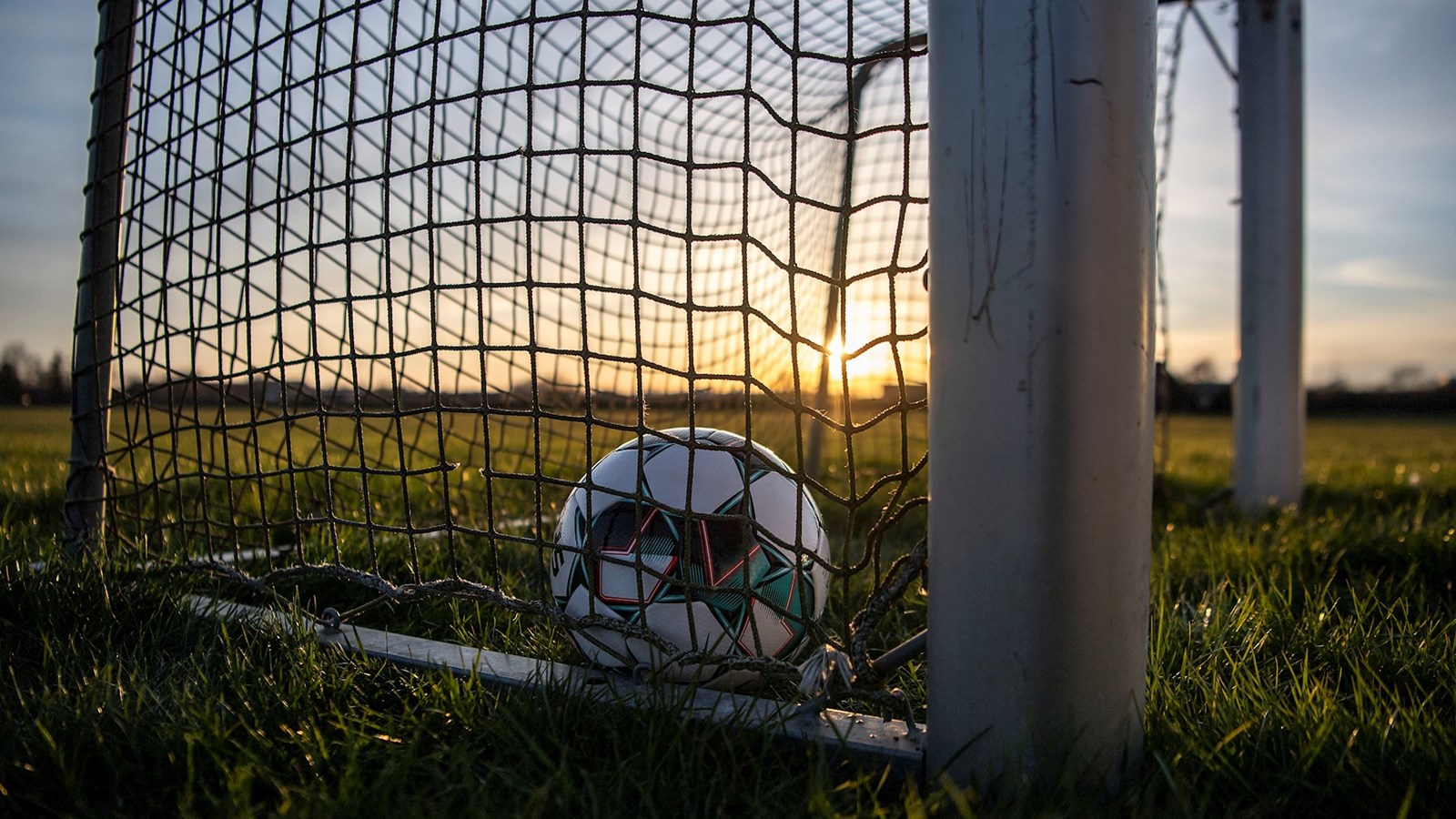 Fodbolden påvirkes: Yderligere 31 kommuner pålægges skærpede corona-restriktioner